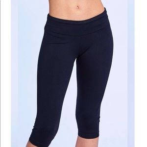 Jo+Jax Cropped Legging. Black. AXXS.